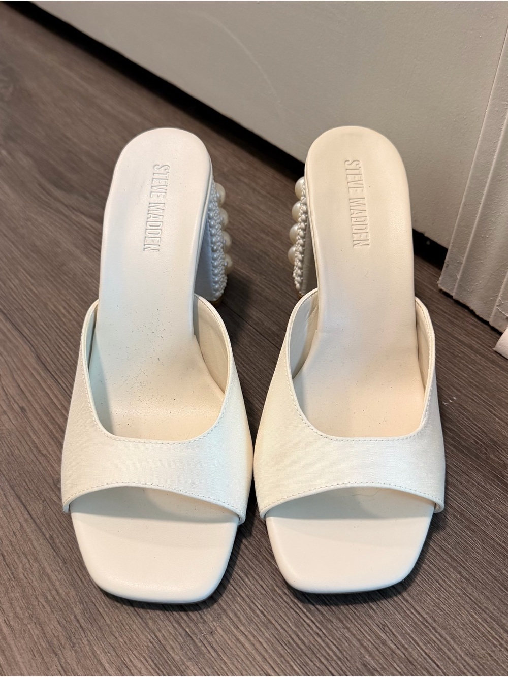 ✨NEVER WORN✨ Steve Madden White Pearl-Accent Slide Mules